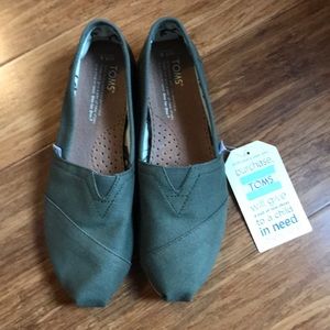 Toms classics canvas slip ons • olive • 7.5